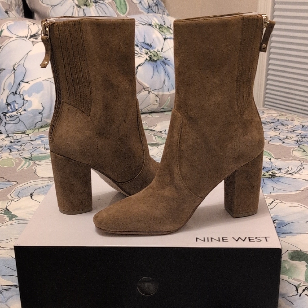 🎉HOST PICK🎉 GORGEOUS NWT Tan Suede Women's Boots - Picture 6 of 7